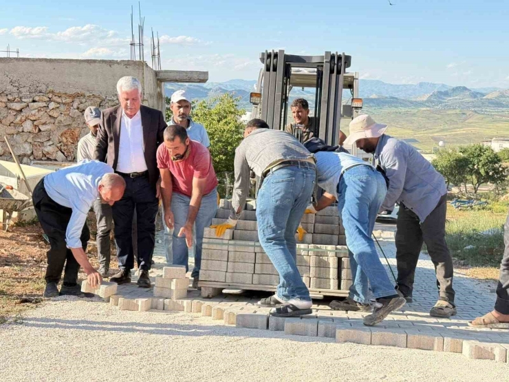 Çermik’te Mahalle Yolları Onarılıyor