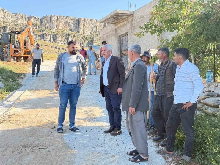 Çermik’te Mahalle Yolları Onarılıyor