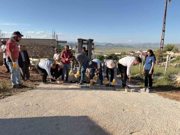 Çermik’te Mahalle Yolları Onarılıyor