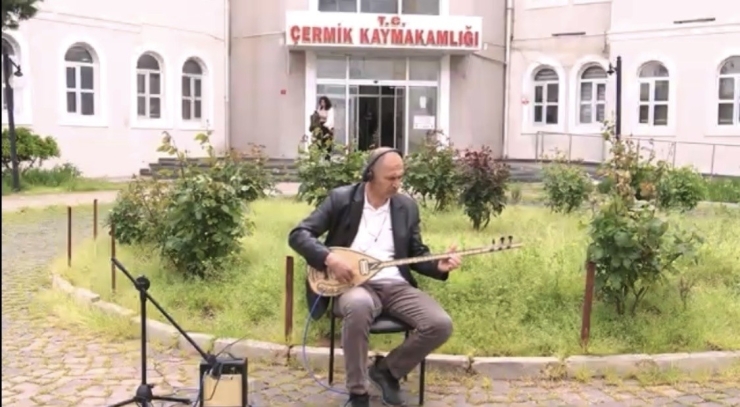 Öğretmen Ve Öğrenciler Çermik İçin Çalıp Söyledi