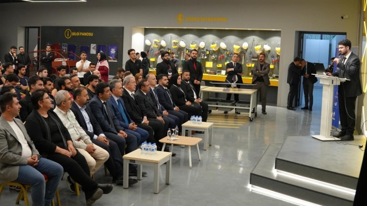 İnönü Üniversitesi’nde Gençlerle Buluşan Akar’dan Teknoloji Hamlesi Vurgusu