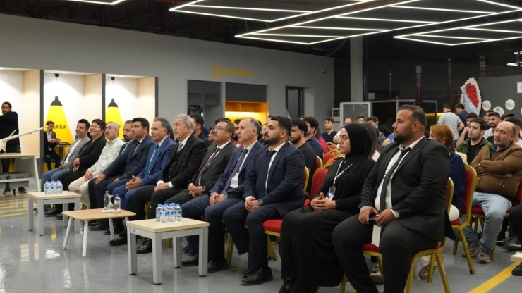 İnönü Üniversitesi’nde Gençlerle Buluşan Akar’dan Teknoloji Hamlesi Vurgusu
