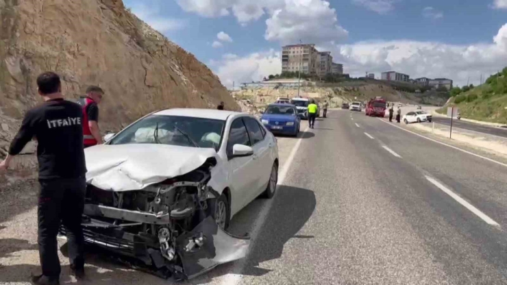 Besni’de Otomobiller Çarpıştı: 2 Yaralı