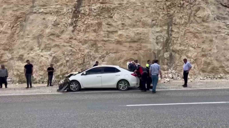Besni’de Otomobiller Çarpıştı: 2 Yaralı