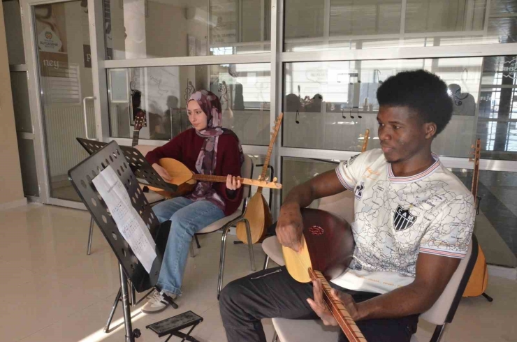 Büyükşehir’in Bağlama Kursu Afrika’dan Gelen Öğrenciye İlham Oldu