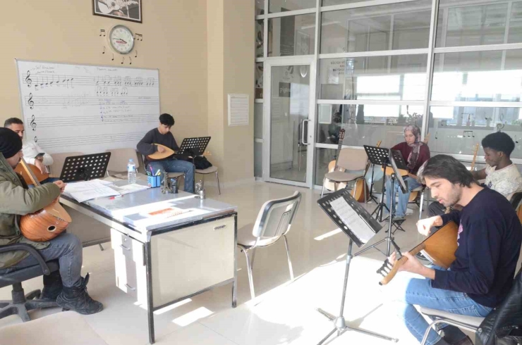Büyükşehir’in Bağlama Kursu Afrika’dan Gelen Öğrenciye İlham Oldu