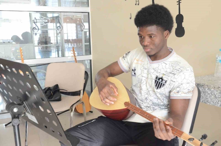 Büyükşehir’in Bağlama Kursu Afrika’dan Gelen Öğrenciye İlham Oldu