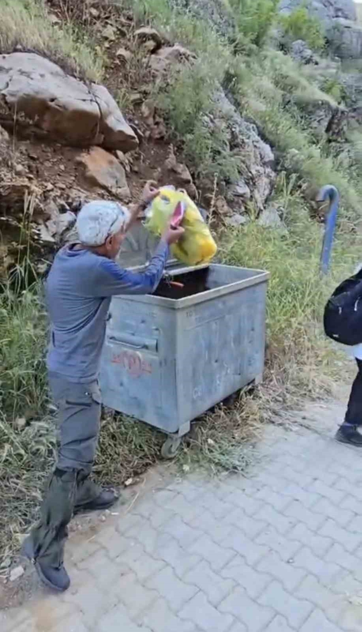 Duyarlı Vatandaş Piknik Alanındaki Çöpleri Elleriyle Topladı
