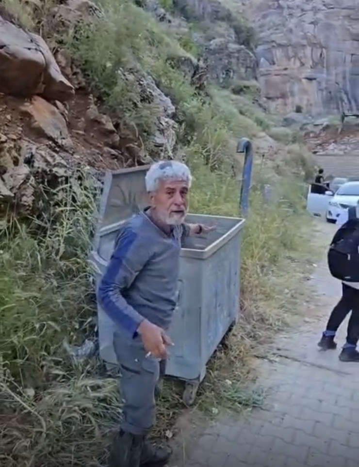 Duyarlı Vatandaş Piknik Alanındaki Çöpleri Elleriyle Topladı
