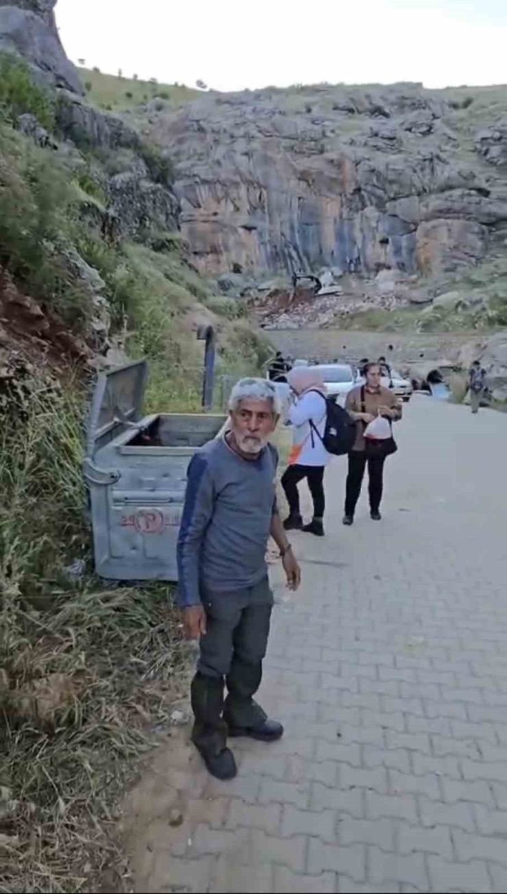 Duyarlı Vatandaş Piknik Alanındaki Çöpleri Elleriyle Topladı