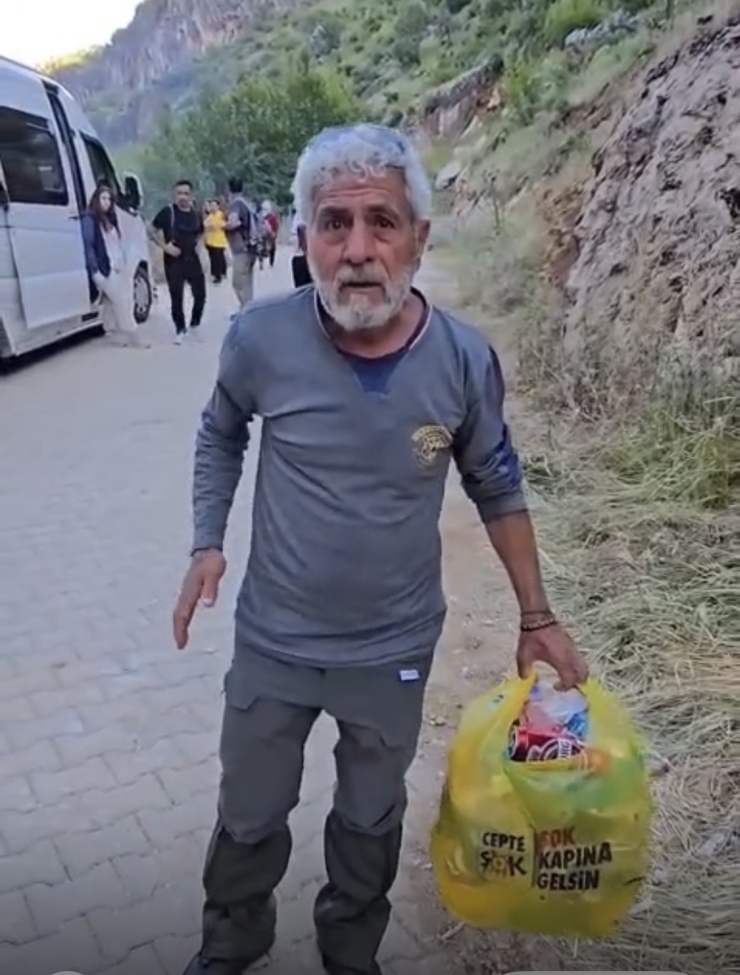 Duyarlı Vatandaş Piknik Alanındaki Çöpleri Elleriyle Topladı
