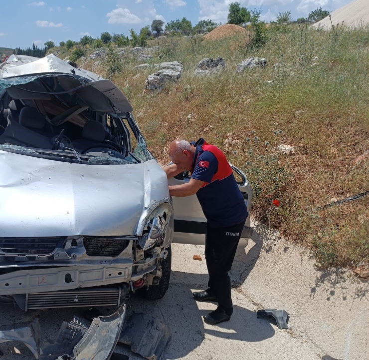 Hafif Ticari Araç Takla Attı: 1 Ölü, 1 Yaralı