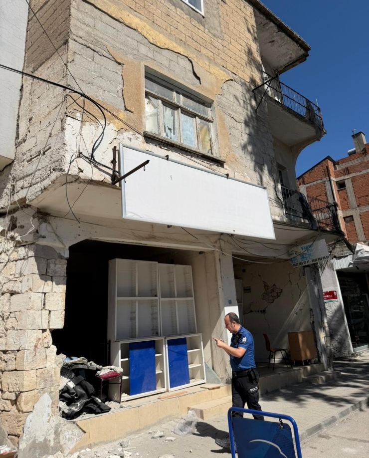 Adıyaman’da Tehlike Saçan Metruk Bina Vatandaşları Korkutuyor