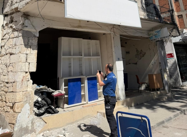 Adıyaman’da Tehlike Saçan Metruk Bina Vatandaşları Korkutuyor