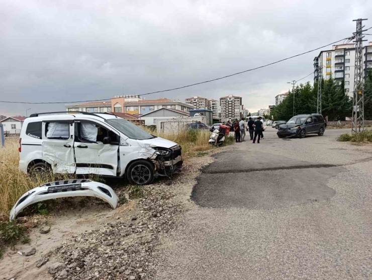İki Hafif Ticari Araç Çarpıştı: 2 Yaralı