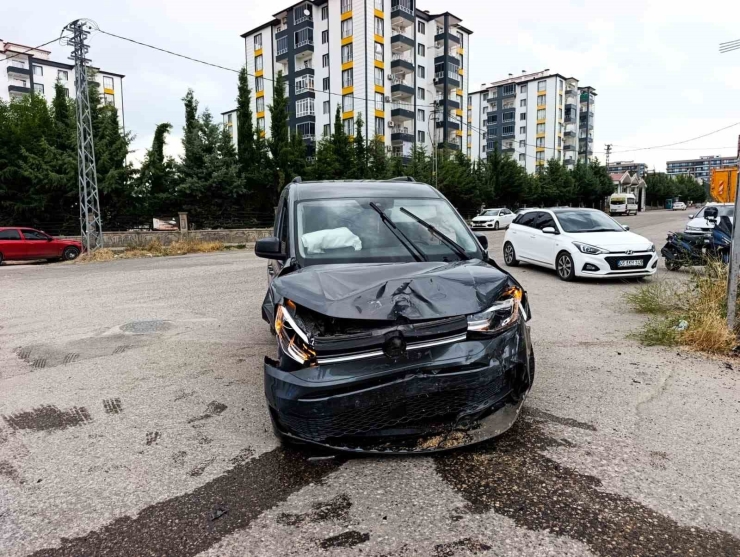 İki Hafif Ticari Araç Çarpıştı: 2 Yaralı
