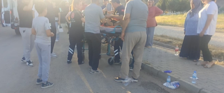 Otomobil Elektrik Direğine Çarptı: 5 Yaralı