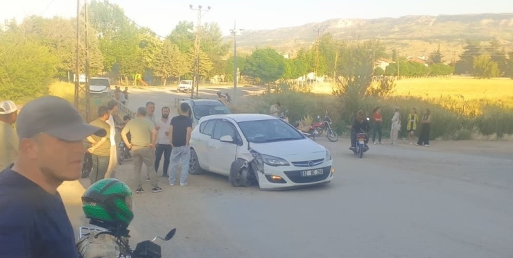Otomobil Elektrik Direğine Çarptı: 5 Yaralı