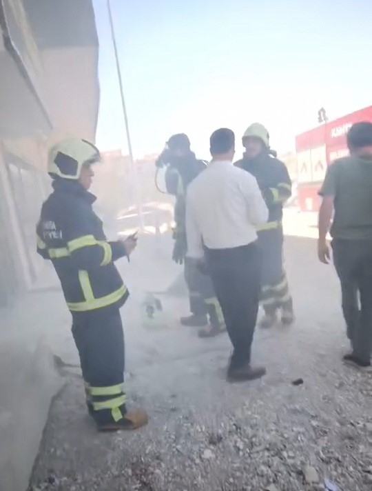 İş Merkezindeki Korkutan Yangında 2 Kişi Hastaneye Kaldırıldı