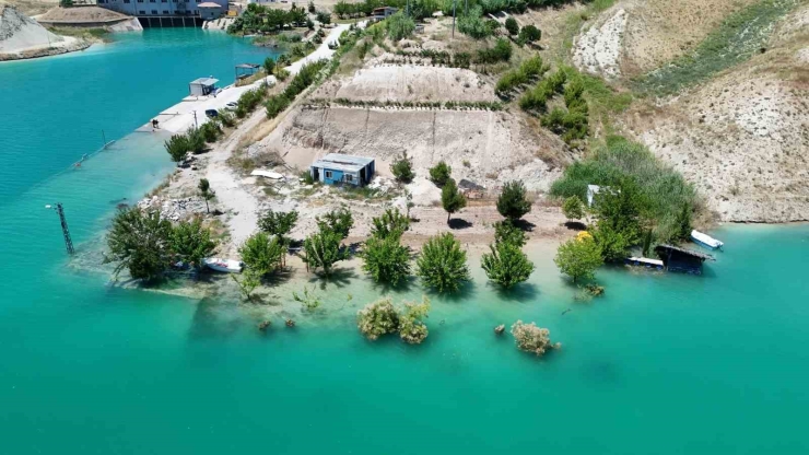 Su Seviyesi Yükselince Atatürk Barajı’ndaki Adacıklar Sular Altında Kaldı