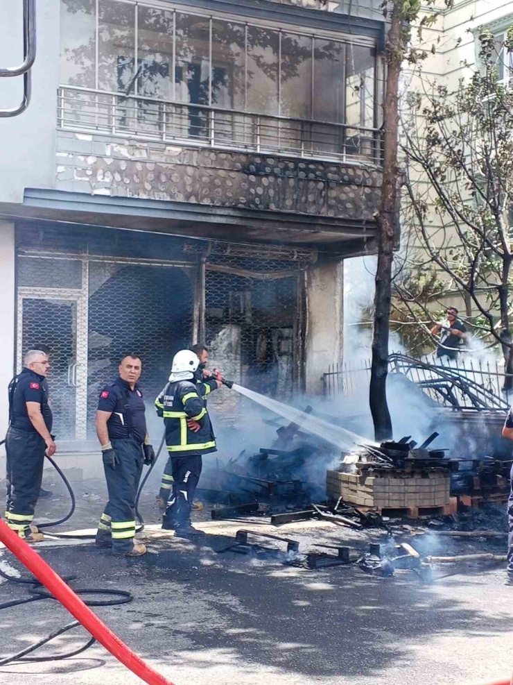 Yangında 5 Kişi Dumandan Etkilendi