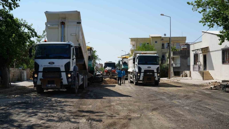 Adıyaman’da Altyapısı Tamamlanan Yollar Asfaltla Buluşuyor