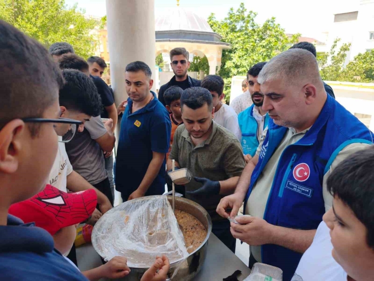 Adıyaman’da Cemaate Aşure İkramı
