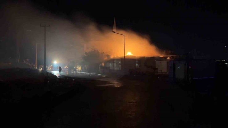 Besni’de Rüzgarın Büyüttüğü İş Yeri Yangınında 3 İş Yeri Hasar Gördü, 1 Yaralı