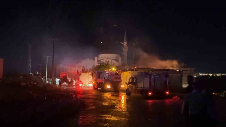 Besni’de Rüzgarın Büyüttüğü İş Yeri Yangınında 3 İş Yeri Hasar Gördü, 1 Yaralı