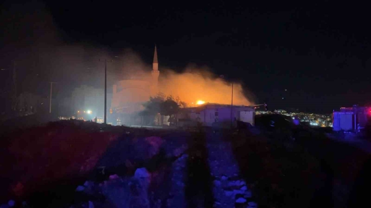 Besni’de Rüzgarın Büyüttüğü İş Yeri Yangınında 3 İş Yeri Hasar Gördü, 1 Yaralı