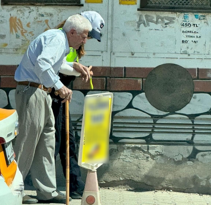 Kadın Trafik Polisi Yaşlı Vatandaşın Yardımına Koştu