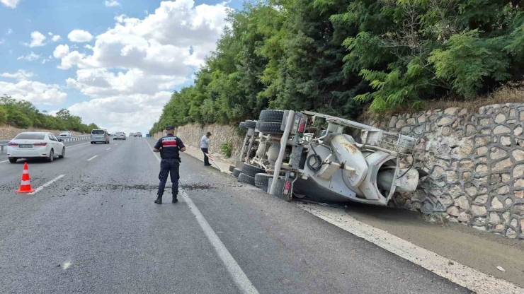 Beton Mikseri Devrildi: 1 Ağır Yaralı