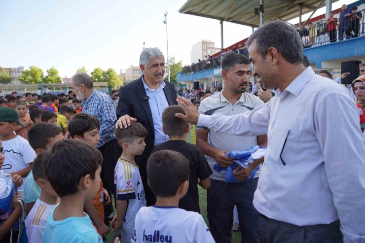 Kahta Belediyesi’nden Yaz Spor Okulları Öğrencilerine Forma Desteği
