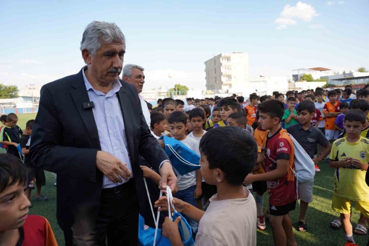 Kahta Belediyesi’nden Yaz Spor Okulları Öğrencilerine Forma Desteği