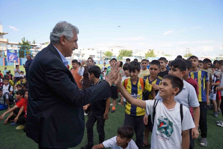 Kahta Belediyesi’nden Yaz Spor Okulları Öğrencilerine Forma Desteği