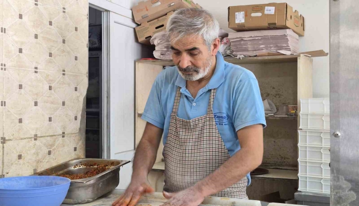 Adıyaman’da 400 Derecelik Fırının Başında Ekmek Mesaisi