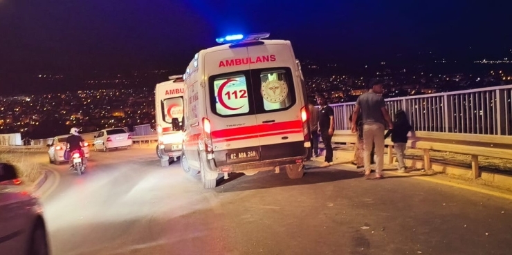 Otomobil Bariyerlere Çarptı: 4 Yaralı
