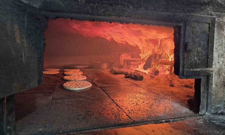 Adıyaman’da 400 Derecelik Fırının Başında Ekmek Mesaisi