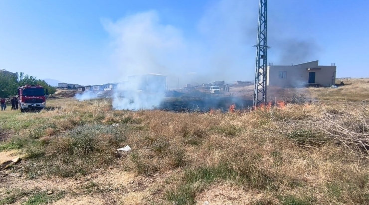 Hafriyat Kamyonu Elektrik Tellerini Kopardı