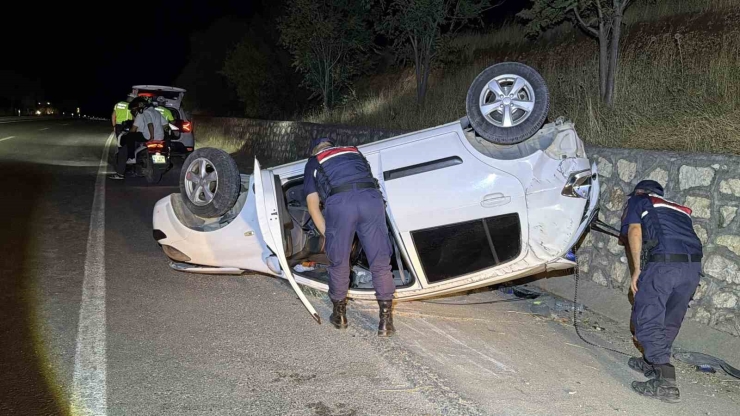 Otomobil İstinat Duvarına Çarparak Takla Attı: 2 Yaralı