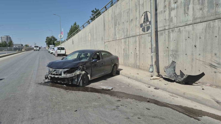 Lastiği Patlayan Otomobil Kaza Yaptı: 1 Yaralı