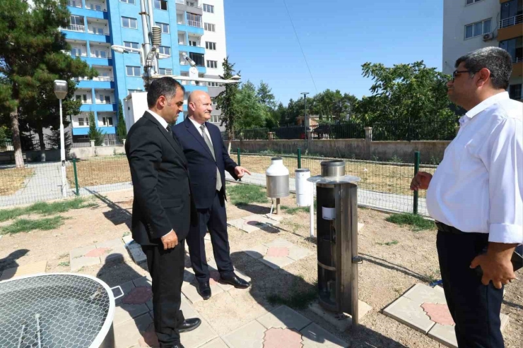 Vali Küçük, Meteoroloji Müdürlüğünü Ziyaret Etti