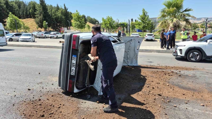 Otomobil Refüje Çarparak Takla Attı: 1 Yaralı