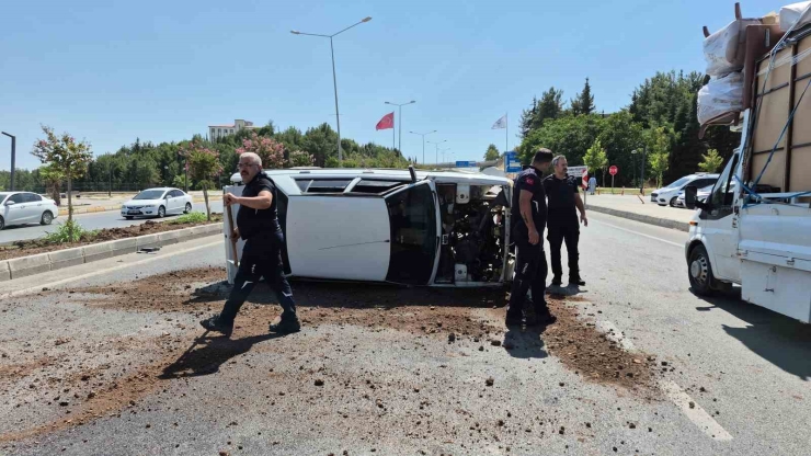 Otomobil Refüje Çarparak Takla Attı: 1 Yaralı