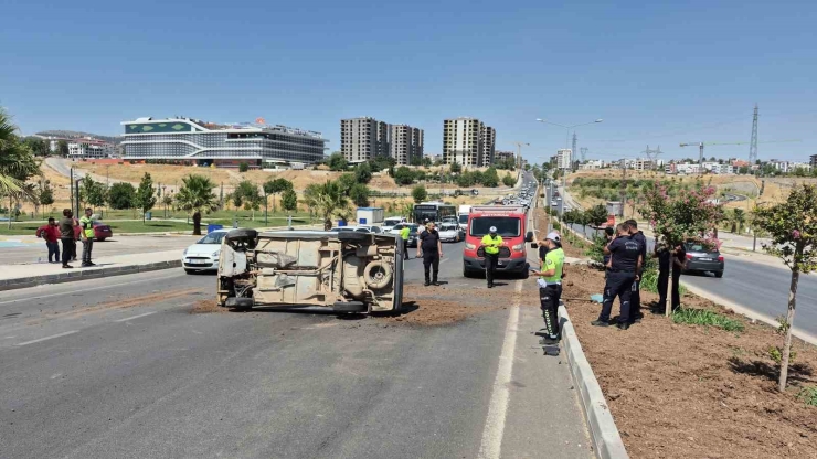 Otomobil Refüje Çarparak Takla Attı: 1 Yaralı