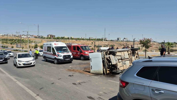 Otomobil Refüje Çarparak Takla Attı: 1 Yaralı