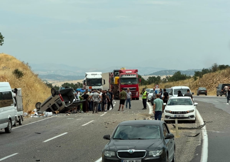 Hafif Ticari Araç Karşı Şeride Geçti: 4 Yaralı