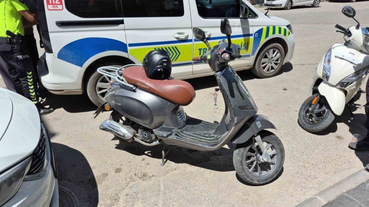 Panelvan Araç İle Motosiklet Çarpıştı: Anne Ve 2 Çocuğu Yaralandı