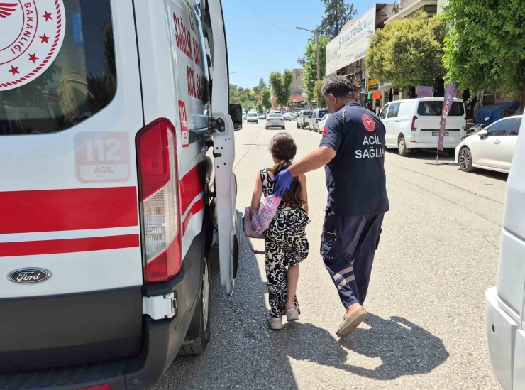 Panelvan Araç İle Motosiklet Çarpıştı: Anne Ve 2 Çocuğu Yaralandı