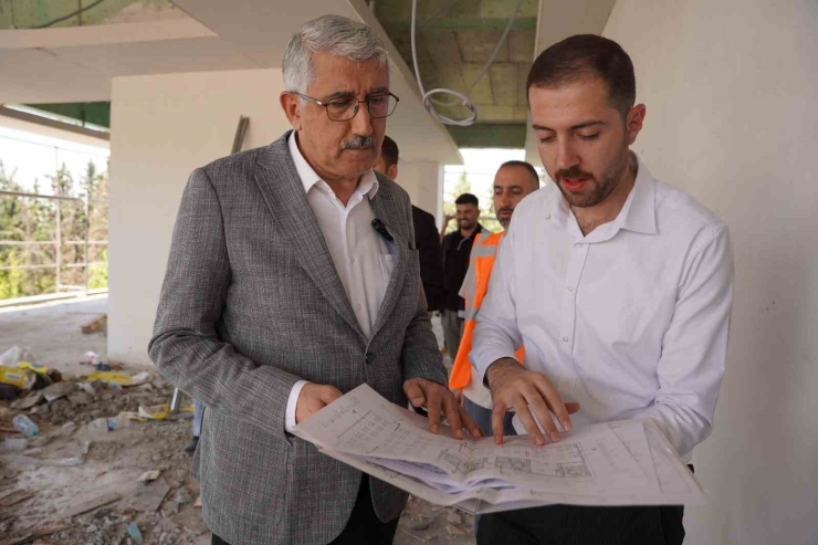 Başkan Hallaç, Yapımı Devam Eden Gençlik Merkezinde İncelemelerde Bulundu
